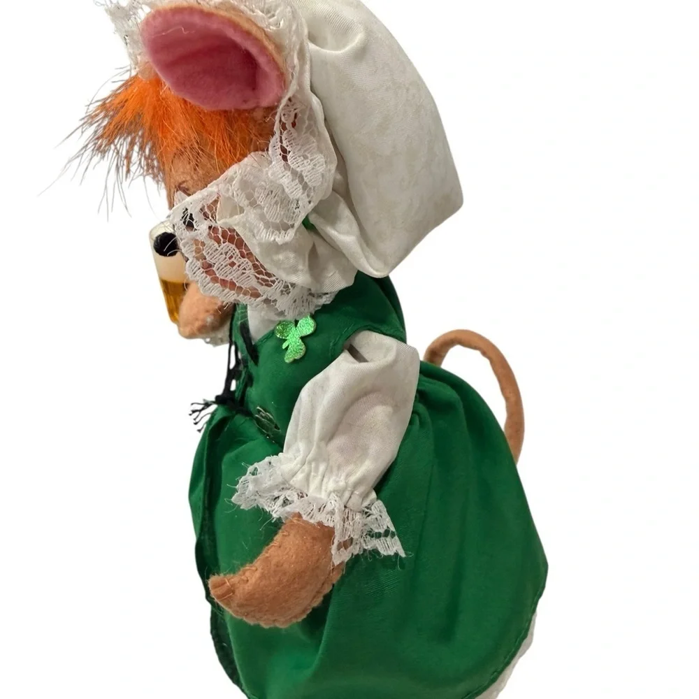Annalee St.Patricks Day Irish Pub Girl Mouse with beer stein 7 inch